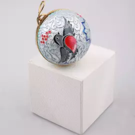 Ювелирный елочный шар "Снегири"