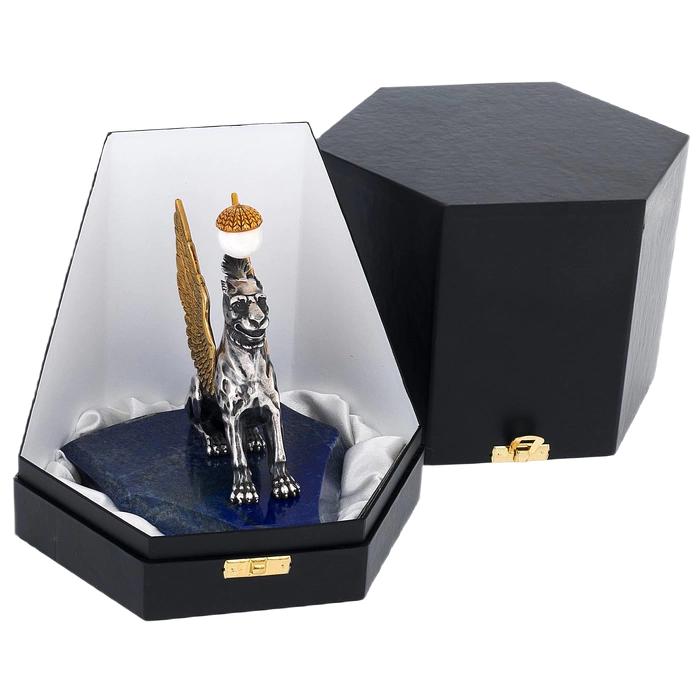 Souvenir "Griffin" on lapis lazuli