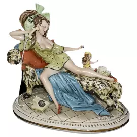 Статуэтка "Девушка с конфеткой"