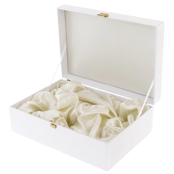 A box with a bed for 6 balls