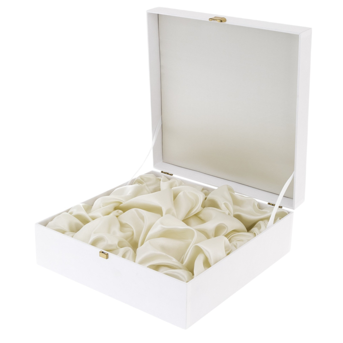 A box with a bed for 9 balls