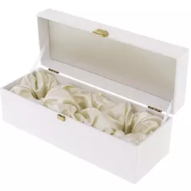 A box with a bed for 3 balls