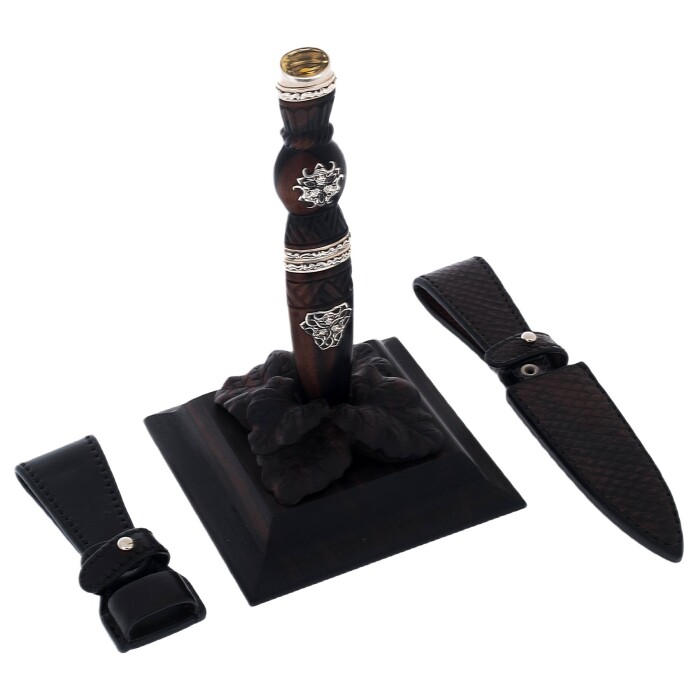 Table composition "Scottish motif" with a knife skin-do "Taurus"