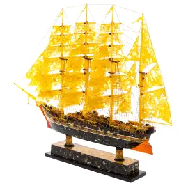 Корабль из янтаря "Крузенштерн" Корабль из янтаря "Крузенштерн"