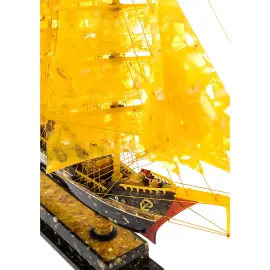 Корабль из янтаря "Крузенштерн" Корабль из янтаря "Крузенштерн"