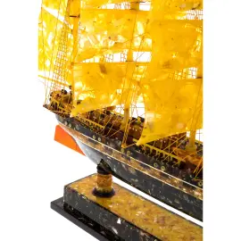 Корабль из янтаря "Крузенштерн" Корабль из янтаря "Крузенштерн"