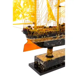 Корабль из янтаря "Крузенштерн" Корабль из янтаря "Крузенштерн"