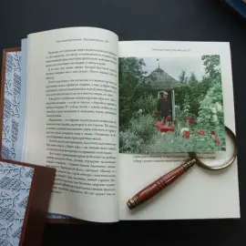 Книга в кожаном переплете "Крупицы правды" Паустовский К. Книга в кожаном переплете "Крупицы правды" Паустовский К.