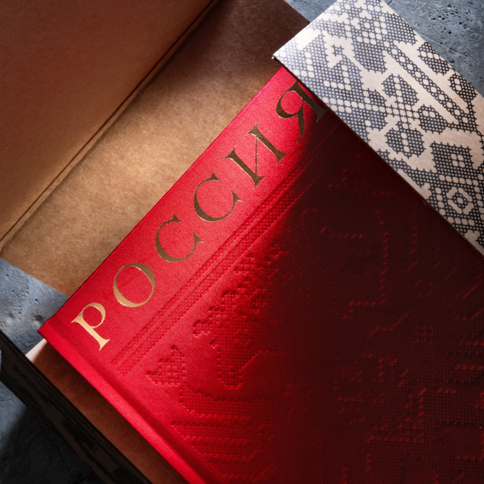 Книга в шелковом переплете "Россия" Добсон Д., Гроув Г., Стюарт Х.