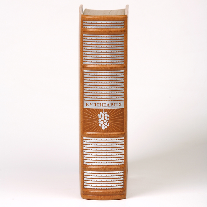 The leather-bound book "Cooking edition 1955."