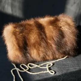 Муфта из меха соболя с белой подвеской