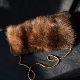 Муфта из меха соболя, золотая подвеска