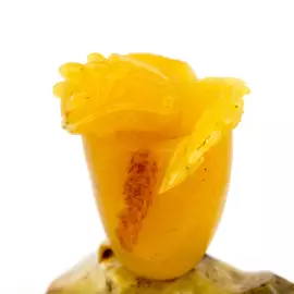 Сувенир из янтаря "Дракон на камне"