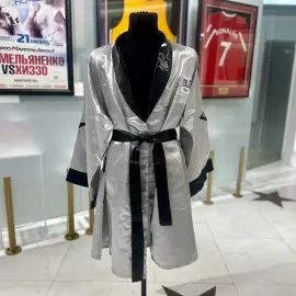 Боксерский халат с автографом боксера Майка Тайсона