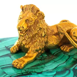 Статуэтка "Лев" на подставке из малахита, взор влево