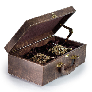 Set of glasses for whiskey "George the Victorious" for 2 persons, in a leather case