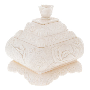 Jewelry box made of lace