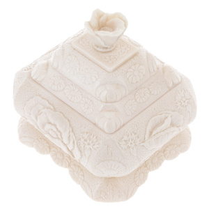 Jewelry box made of lace