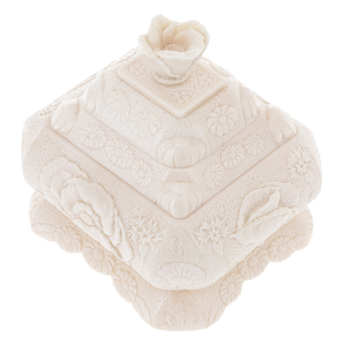 Jewelry box made of lace