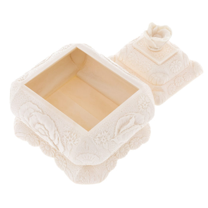 Jewelry box made of lace