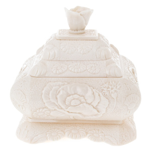 Jewelry box made of lace