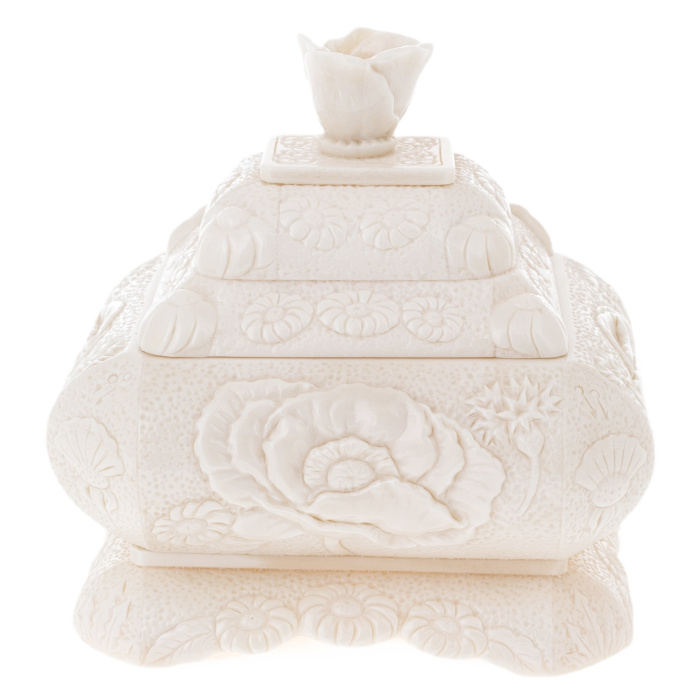 Jewelry box made of lace