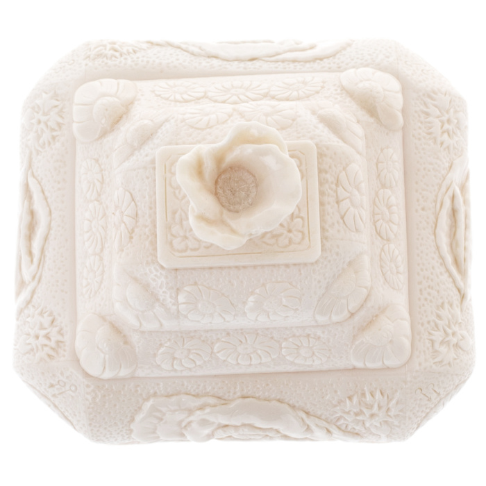 Jewelry box made of lace