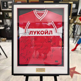 Футболка с автографами участников основного состава ФК «Спартак» сезона 2023/2024