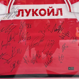 Футболка с автографами участников основного состава ФК «Спартак» сезона 2023/2024