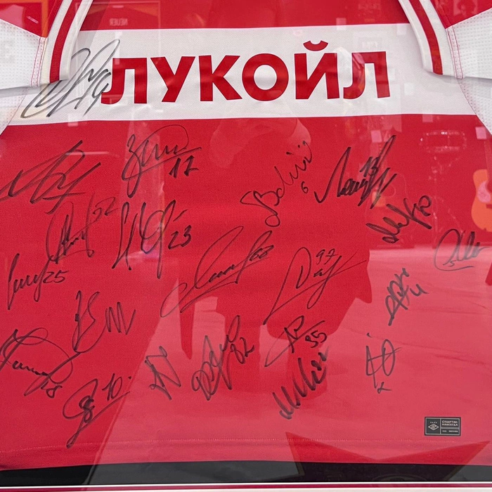 Футболка с автографами участников основного состава ФК «Спартак» сезона 2023/2024