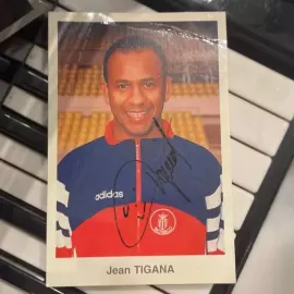 Фото с автографом футболиста Жана Тигана