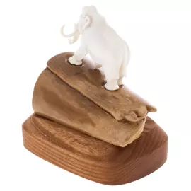 Скульптура из бивня мамонта и рога лося "Мамонт на короткой подставке"