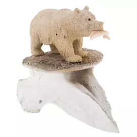 Скульптура из бивня мамонта и кости кита "Медведь-рыбак"