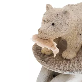 Скульптура из бивня мамонта и кости кита "Медведь-рыбак"