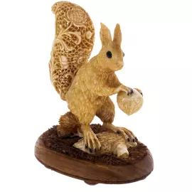 Скульптура из рога лося и дерева "Белка" на подставке