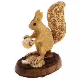 Скульптура из рога лося и дерева "Белка" на подставке