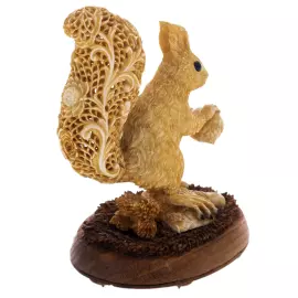 Скульптура из рога лося и дерева "Белка" на подставке