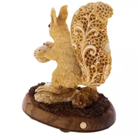 Скульптура из рога лося и дерева "Белка" на подставке