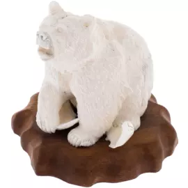 Скульптура из клыка моржа и дерева "Мишка-рыбак" на подставке