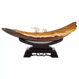 Скульптура из бивня мамонта "В дороге" на подставке