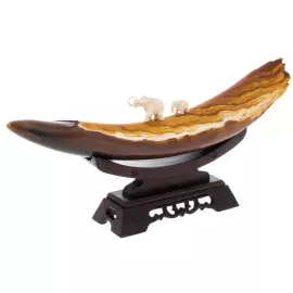 Скульптура из бивня мамонта "В дороге" на подставке