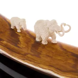 Скульптура из бивня мамонта "В дороге" на подставке