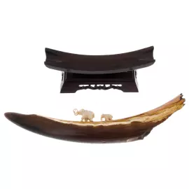 Скульптура из бивня мамонта "В дороге" на подставке