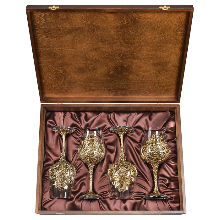 Vine Royal wine set for 4 persons, in a wooden box