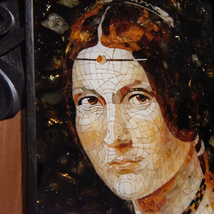 Leonardo Da Vinci's wood and amber panel "The Beautiful Ferroneera"
