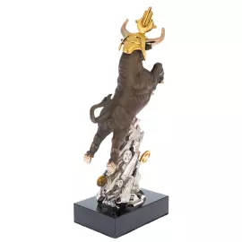 Авторская скульптура из бронзы "Золотой телец"