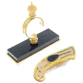 Нож складной на подставке из зеленой яшмы