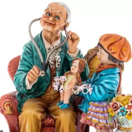 Статуэтка "Кукольный доктор"