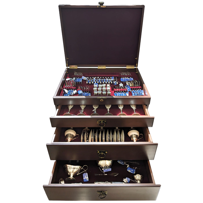 A set of silverware in the casket "Heirlooms" for 12 people, 110 items
