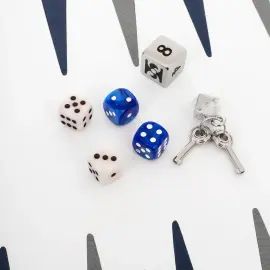 Эксклюзивный набор для игры в нарды "Baptiste" из кожи, сине-белый Эксклюзивный набор для игры в нарды "Baptiste" из кожи, сине-белый